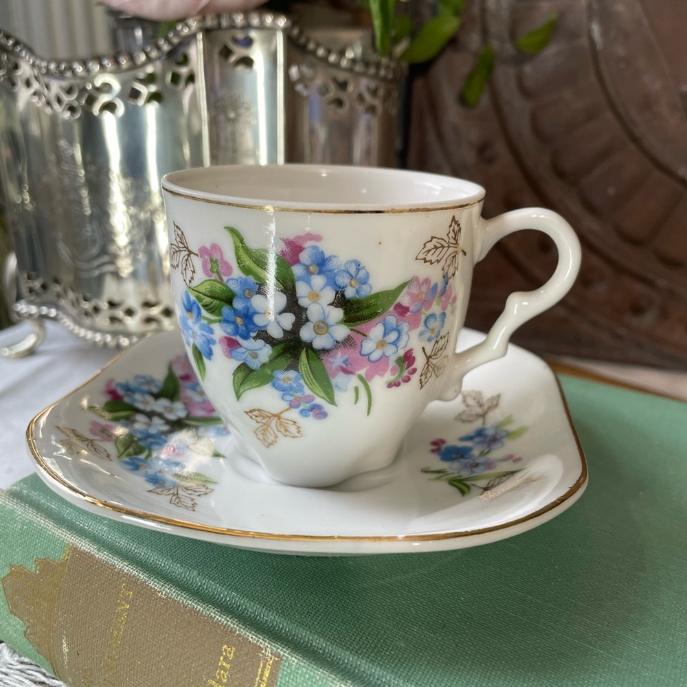 vintage tea cup & saucer floral periwinkle flowers bouquet occupied Japan